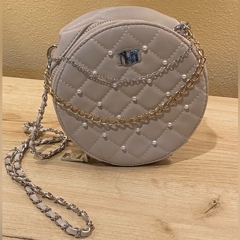 BADGLEY MISCHKA tan, round crossbody, gently used w/ quilted, pearls and chains!